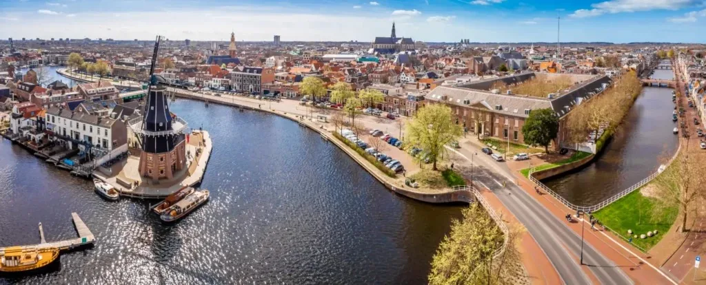 Luchtfoto van het Spaarne in Haarlem met molen De Adriaan