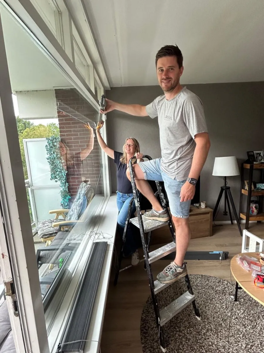 Natasja en Alex hangen gordijnen op met Stichting Present Haarlem